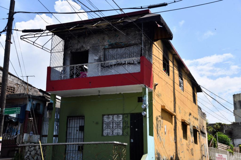 Su casa está en el segundo nivel y la de su hija, Ana Jessica, que queda justo debajo, también fue afectada por el fuego aunque en menor proporción.