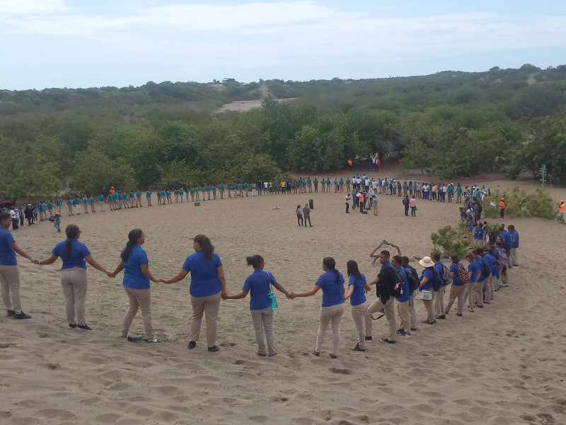 Estudiantes y lugareños forman circulo en demanda de protección a Las Dunas.