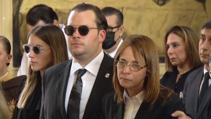 Familiares del fenecido ministro Orlando Jorge Mera en su funeral. (Junio de 2022)