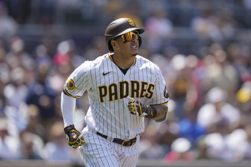 Manny Machado, de los Padres de San Diego, saca un elevado durante el tercer inning de un partido de béisbol contra los Bravos de Atlanta, el miércoles 19 de abril de 2023, en San Diego