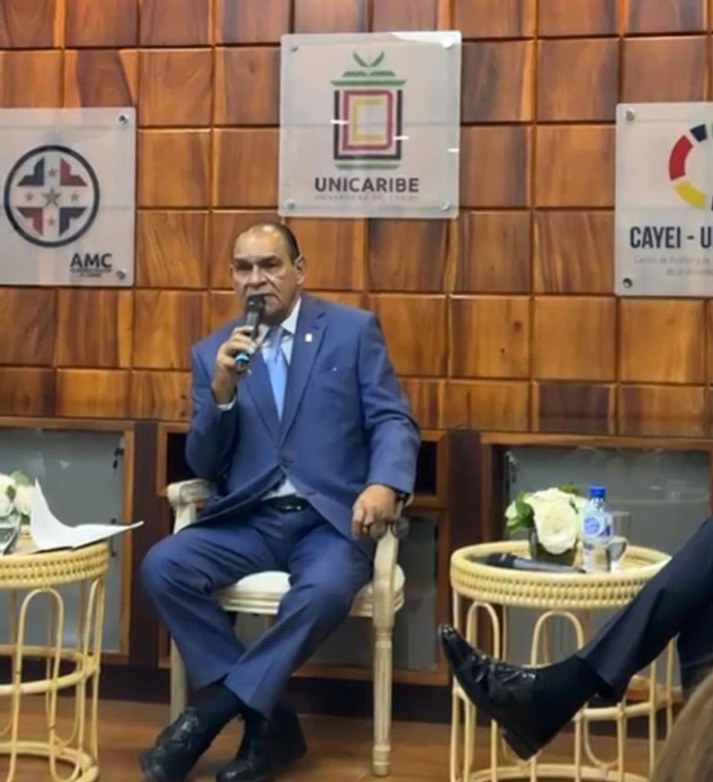 El Director del Listín Diario, Miguel Franjul, dictando su charla en el auditorio de Unicaribe.