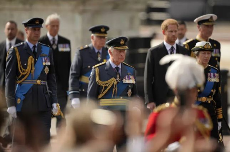 El rey Carlos III y otros miembros de la familia real siguen el ataúd de la reina Isabel II, durante una procesión desde el Palacio de Buckingham hasta el Westminster Hall en Londres, el miércoles 14 de septiembre de 2022.