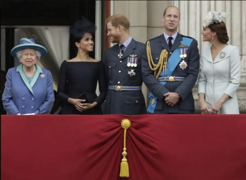 La reina Isabel II y otros miembros de la familia real británica.