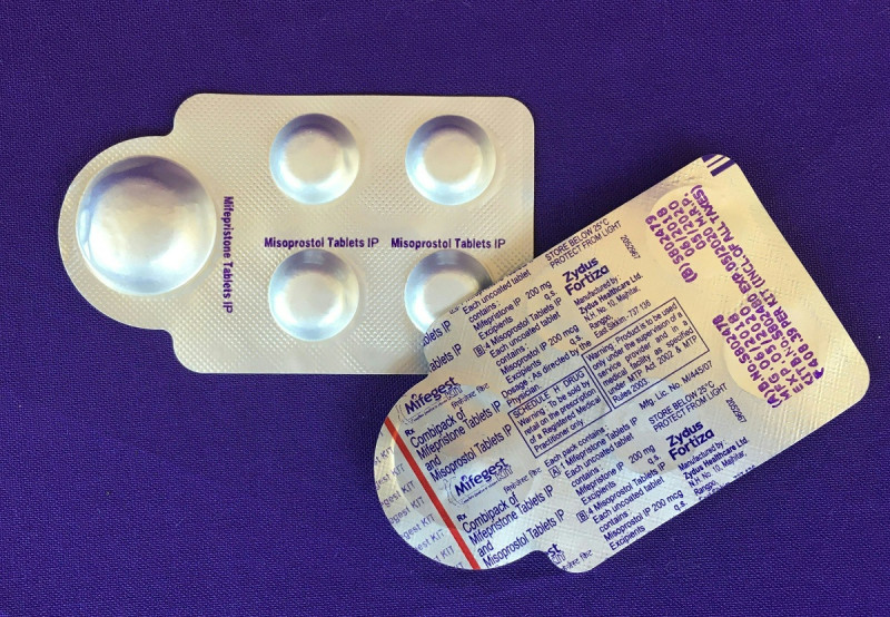 En esta foto de archivo tomada el 25 de octubre de 2000, cortesía de Plan C, se muestra un paquete combinado de tabletas de mifepristona (L) y misoprostol, dos medicamentos que se usan juntos, también llamados píldora abortiva.