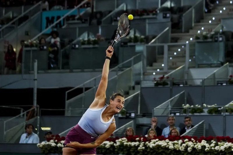 Aryna Sabalenka saca ante Camila Osorio en la tercera ronda del Abierto de Madrid.