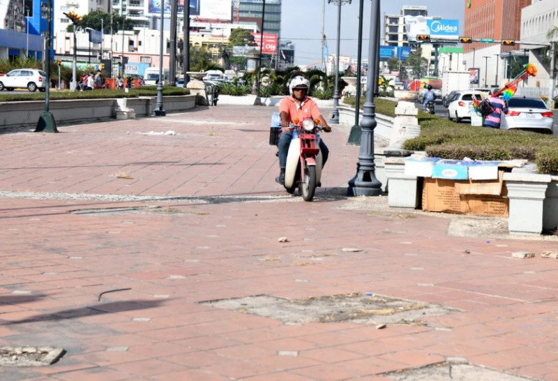 Motores y otros vehículos circulan libremente por el boulevard a la luz de todos.