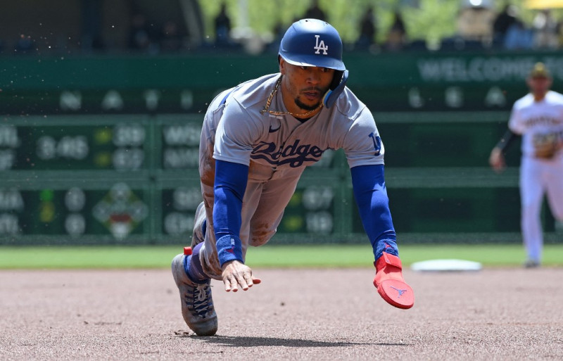 Mookie Betts #50 de Los Angeles Dodgers se desliza en la tercera base en partido contra los Pittsburgh Pirates en el PNC Park, el 27 de abril de 2023 Justin Berl/Getty Images/AFP