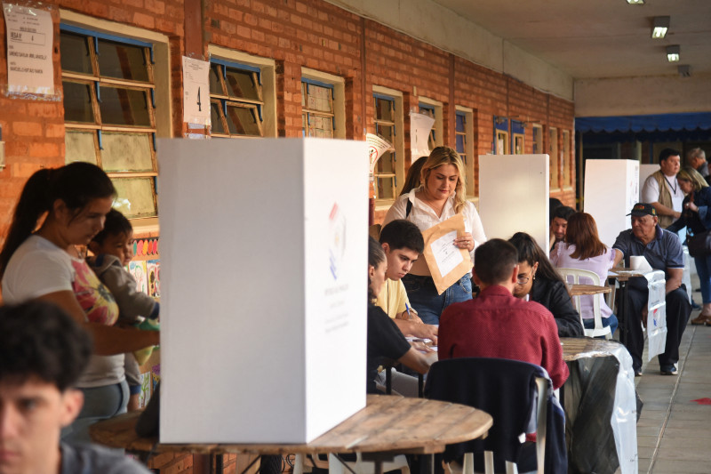 Los paraguayos acuden a las urnas para elegir entre el economista de derecha Santiago Peña y el abogado de centroizquierda Efraín Alegre.