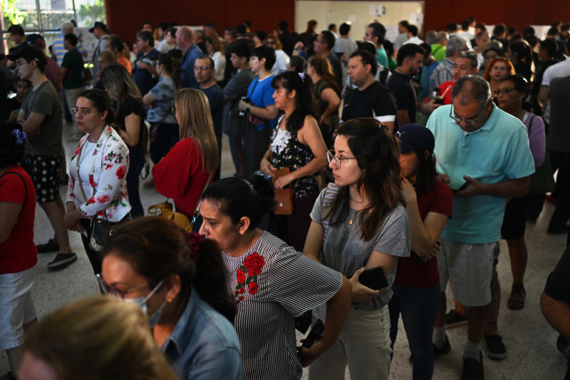 La gente hace fila para emitir su voto durante las elecciones nacionales en Asunción el 30 de abril de 2023.