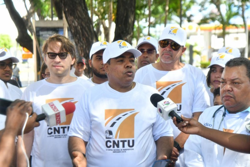 Representantes del Centro Nacional de Transportista Unificados (CNTU))  durante la cruzada