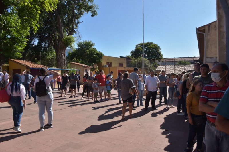 La gente hace fila para emitir su voto durante las elecciones presidenciales en Asunción el 30 de abril de 2023.