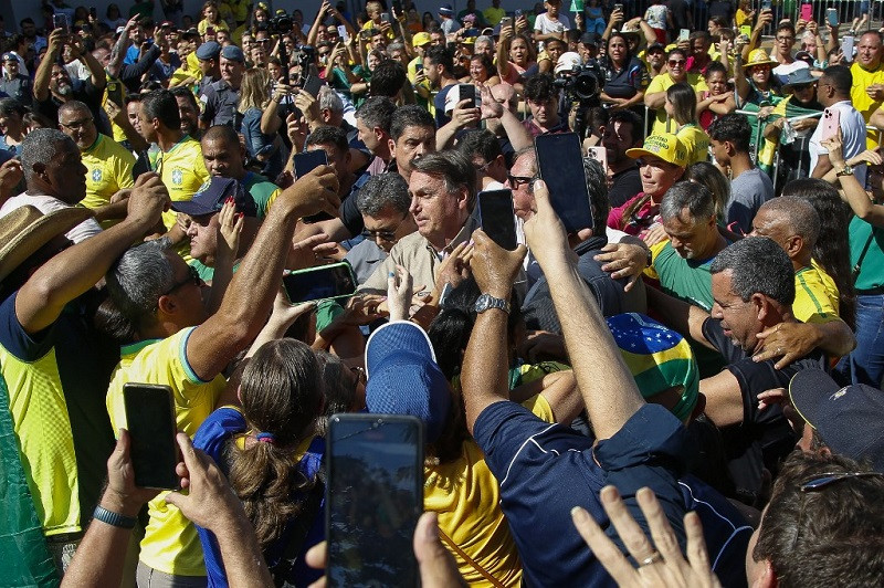 Bolsonaro vuelve a Brasil y es recibido por una multitud.