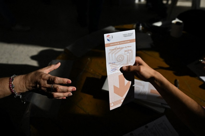 Una mujer ejerce su derecho al voto en las elecciones presidenciales de Paraguay.