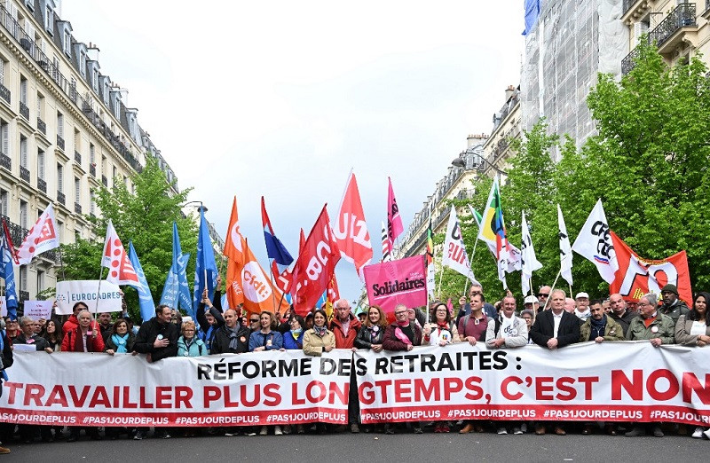 Los líderes sindicales de Francia sostienen una pancarta que dice "Reforma de pensiones: trabajar más tiempo es un no" durante una manifestación el Primero de Mayo (Día del Trabajo),