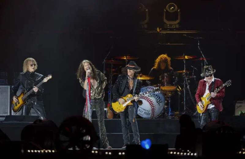 Tom Hamilton, de izquierda a derecha, Steven Tyler, Joe Perry, John Douglas y Brad Whitford de Aerosmith, actúan el 8 de septiembre de 2022 en el Fenway Park de Boston. Aerosmith recorrerá una ciudad cercana a usted por última vez para celebrar sus más de 50 años juntos.