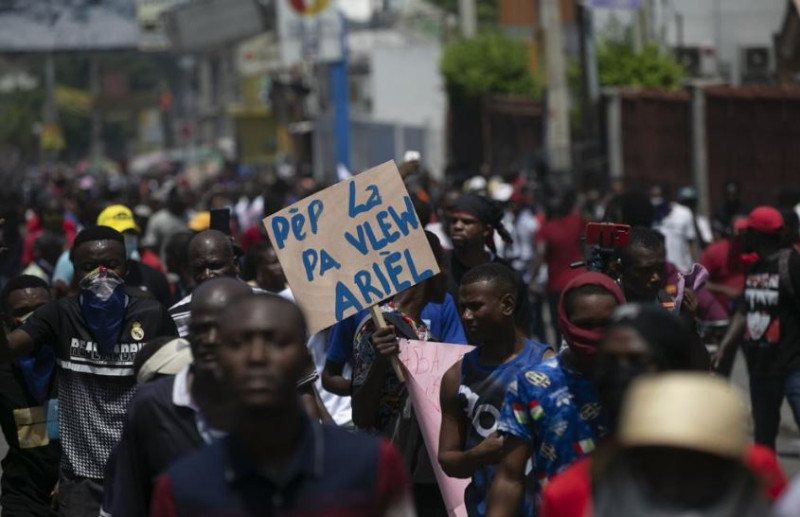 Ciudadanos haitianos protestan por crisis en la nación (Foto de archivo)