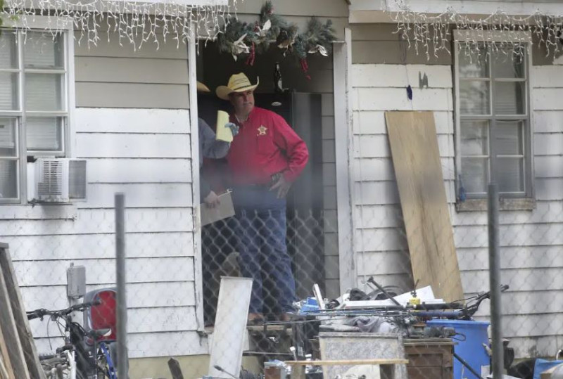 El jefe de policía del condado de San Jacinto Greg Capers habla con investigadores en el lugar donde fueron baleadas cinco personas durante la noche, el sábado 29 de abril de 2023, en una zona no incorporada del condado San Jacinto, Texas.