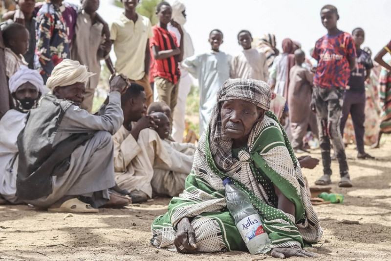 Refugiados sudaneses del área de Tandelti que cruzaron a Chad hacen cola para recibir kits de ayuda el 30 de abril de 2023.