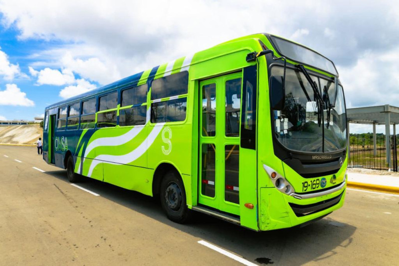 Presenta un logo más minimalista, conservando el color verde actual, pero agregando un tono azul y franjas blancas, sin la presencia de la imagen del autobús.