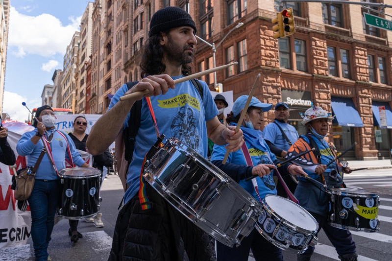 Personas marchan durante la conmemoración del Día Internacional del Trabajador hoy, en Nueva York (EE.UU.).