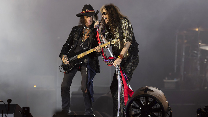 Joe Perry, a la izquierda, y Steven Tyler, de Aerosmith, actúan el jueves 8 de septiembre de 2022 en el Fenway Park de Boston. (Foto de Winslow Townson/Invision/AP)