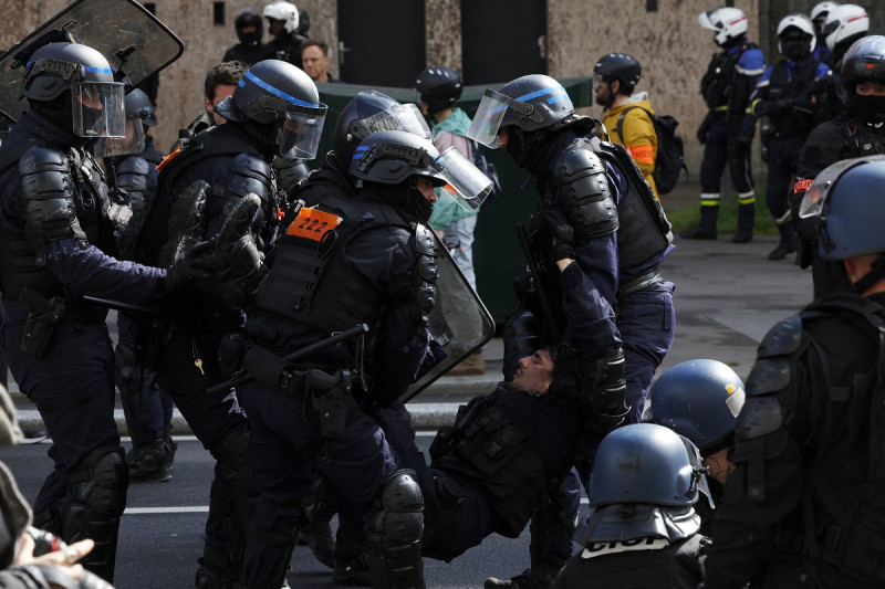 Los policías atienden a un colega herido durante una manifestación el Primero de Mayo (Día del Trabajo), para conmemorar el día internacional de los trabajadores.