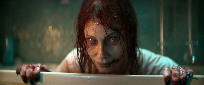 Esta imagen proporcionada por Warner Bros. Pictures muestra a Alyssa Sutherland en una escena de "Evil Dead Rise".