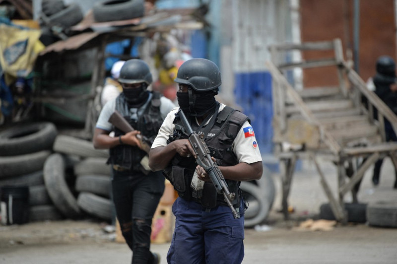 Oficiales de policía patrullan un vecindario en medio de la violencia relacionada con pandillas en el centro de Port-au-Prince el 25 de abril de 2023.