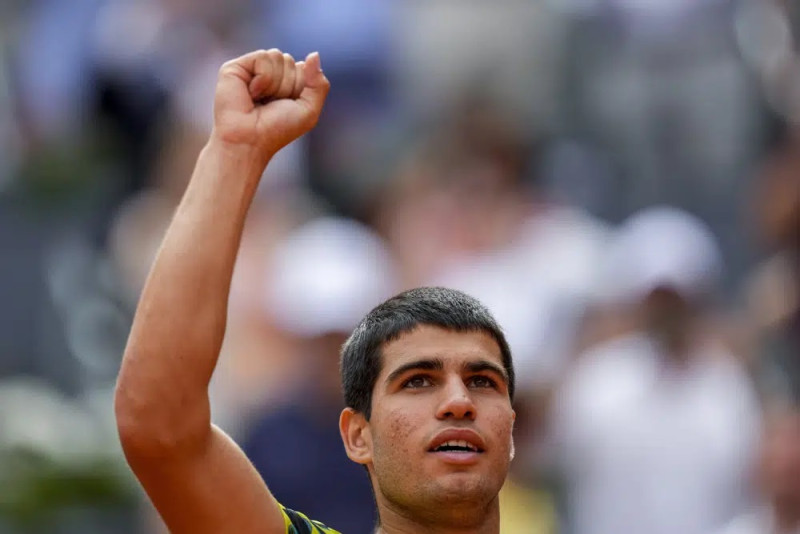 Carlos Alcaraz celebra tras su victoria ante Alexander Zverev en el Abierto de Madrid.