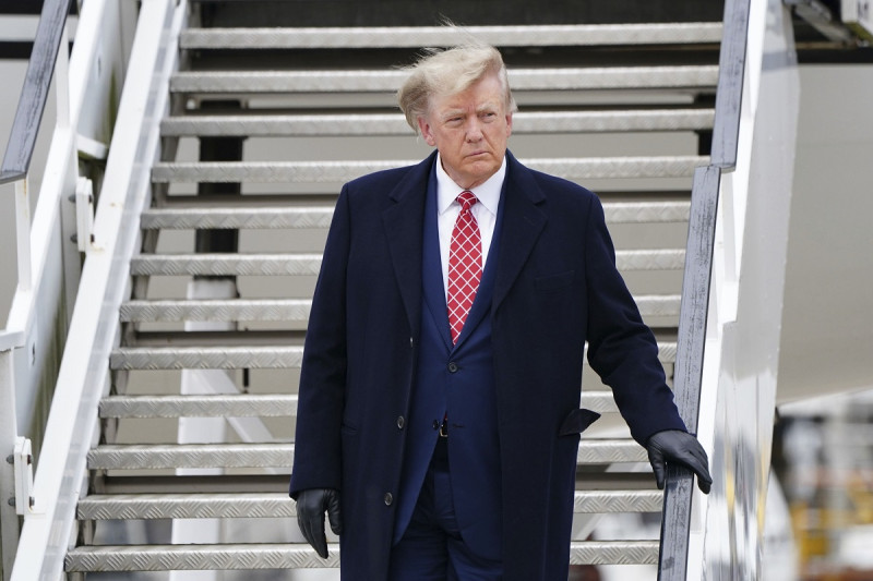 El expresidente estadounidense Donald Trump llega al Aeropuerto Internacional de Aberdeen antes de su visita al Trump International Golf Links Aberdeen, en Dyce, Aberdeen, Escocia, el lunes 1 de mayo de 2023.