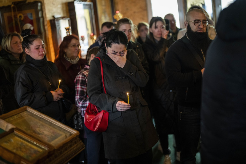 Una mujer llora durante el funeral de Sofia Shulha, de 11 años, y Pysarev Kiriusha, de 17, en Uman, Ucrania central, el domingo 30 de abril de 2023. Shulha y Kiriusha murieron durante un ataque ruso a un edificio residencial madrugada del viernes.