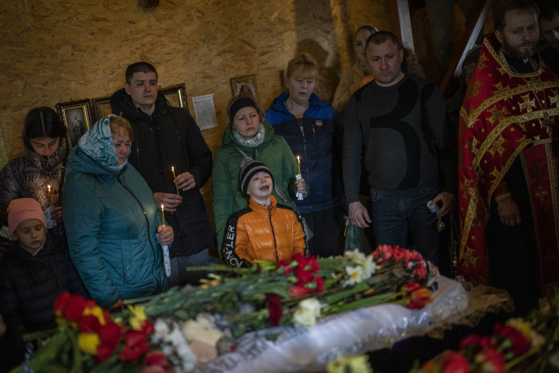 Mykhayl Shulha, centro, llora junto al ataúd de su hermana Sofia Shulha durante una oración fúnebre en Uman, en el centro de Ucrania, el domingo 30 de abril de 2023. Sofia Shulha, de 11 años, y Pysarev Kiriusha, de 17, fueron asesinado durante un ataque ruso a un edificio residencial la madrugada del viernes.