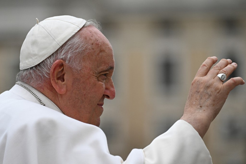 El Papa Francisco saluda mientras se va en el auto papamóvil al final de la audiencia general semanal el 3 de mayo de 2023 en la plaza de San Pedro en el Vaticano.