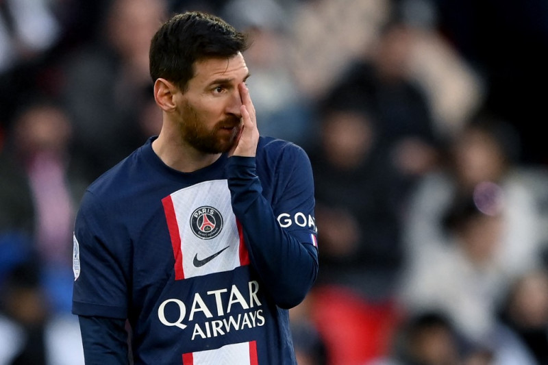 ARCHIVOS) El delantero argentino de Paris Saint-Germain, Lionel Messi, reacciona durante el partido de fútbol francés L1 entre Paris Saint-Germain (PSG) y Stade Rennais FC en el estadio Parc des Princes en París el 19 de marzo de 2023.