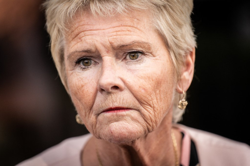 Lizette Risgaard, presidenta de la Confederación Danesa de Sindicatos, se dirige a los medios de comunicación frente a la oficina central de la organización en Islands Brygge en Copenhague, Dinamarca, el 28 de abril de 2023 después de que varios hombres presentaran acusaciones de que Lizette Risgaard se había comportado de manera inapropiada.
