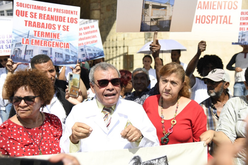 El presidente del Colegio Médico Dominicano, Rufino Senén Cabo, durante la marcha y protesta por la terminación del Hospital Padre Billini.