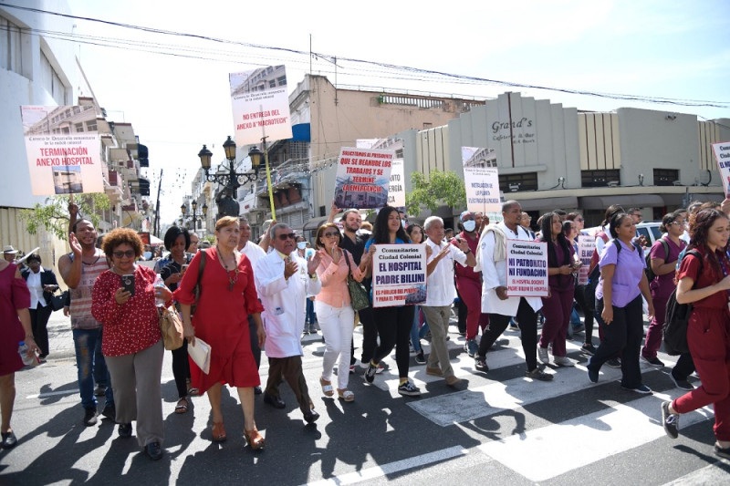 Encabezados por el Colegio Médico Dominicano y el Consejo Comunitario de la Zona Colonia, decenas de personas marcharon este miércoles por atenciones gubernamentales para el Padre Billini.