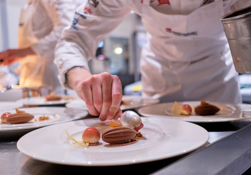 Un cocinero monta un plato durante las Olimpiadas Culinarias de 2020, en Stuttgart, Alemania.