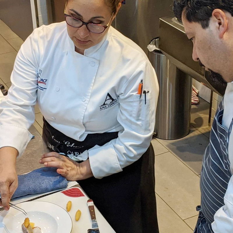 George Castañeda supervisa a Ana Lebrón con miras a la participación de la chef dominicana en IKA 2020.