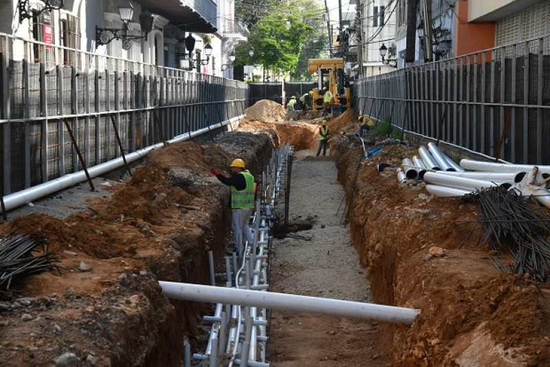 En las primeras vías que están siendo intervenidas los trabajos se realizan por tramos para garantizar la movilidad de vehículos y peatones en la Ciudad Colonial de Santo Domingo