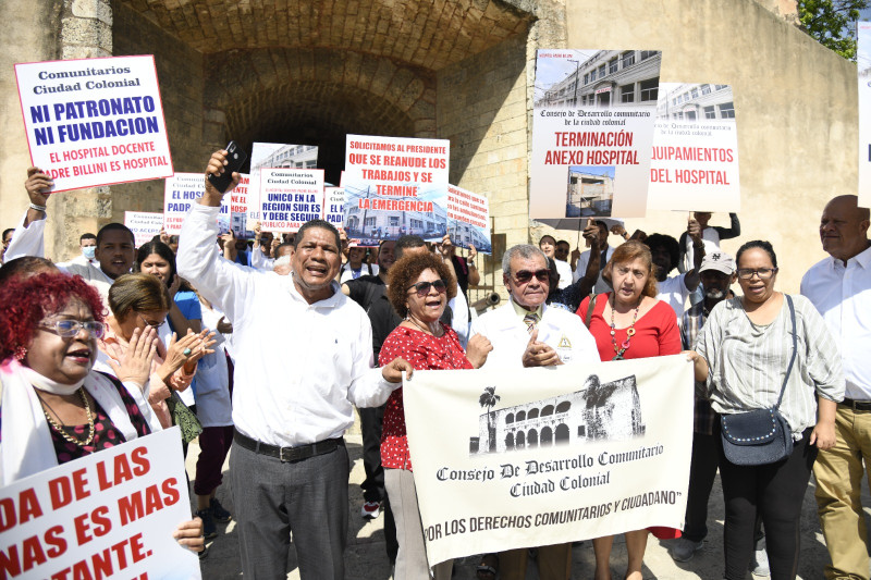 Médicos y residentes en la Ciudad Colonial marcharon ayer reclamando servicios en el Padre Billini.