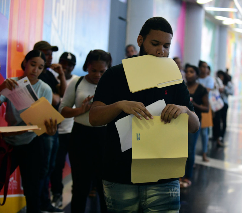 La ley de primer empleo abre camino al trabajo a miles de jóvenes dominicanos en edades de entre 18 y 25 años.