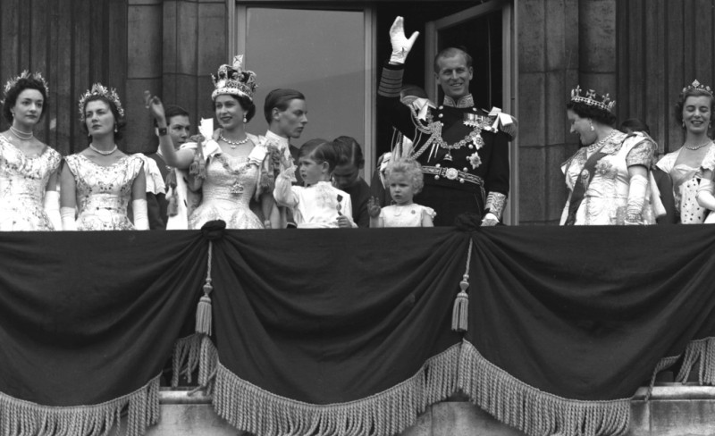 La reina Isabel II de Gran Bretaña y el príncipe Felipe, duque de Edimburgo, se reúnen con otros miembros de la familia real británica para saludar a simpatizantes en el balcón en el Palcio de Buckingham Palace tras la coronación de Isabel que se realizó en la Abadía de Westminste en Londres el 2 de junio de 1953.