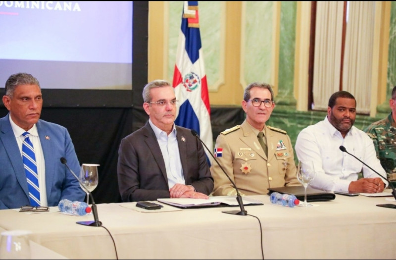 Presidente Luis Abinader reunido con varios ministros para tratar el tema de la migración haitiana