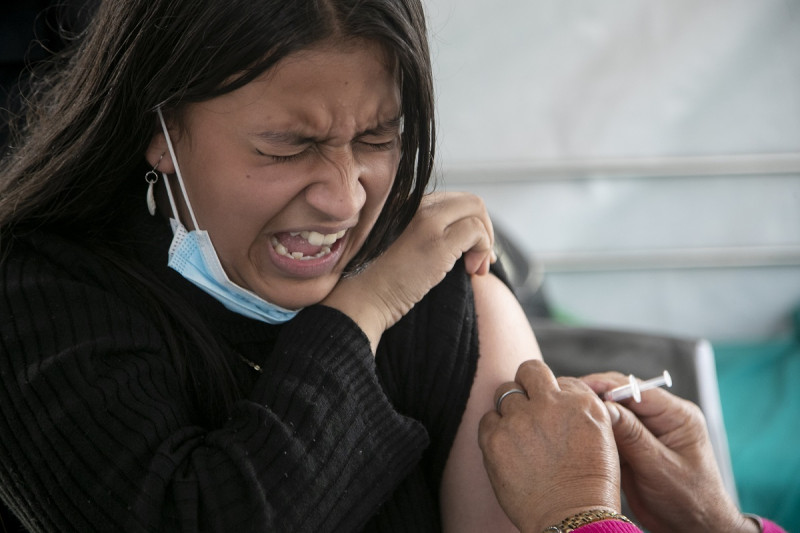Una niña reacciona cuando recibe una inyección de la vacuna Pfizer-BioNTech para el COVID-19 en Katmandú, Nepal, el martes 23 de noviembre de 2021. Los niños mayores de 12 años ahora reciben la vacuna en Nepal. La Organización Mundial de la Salud rebajó su evaluación de la pandemia de coronavirus el viernes 5 de mayo de 2023, diciendo que ya no califica como una emergencia global. Archivo
