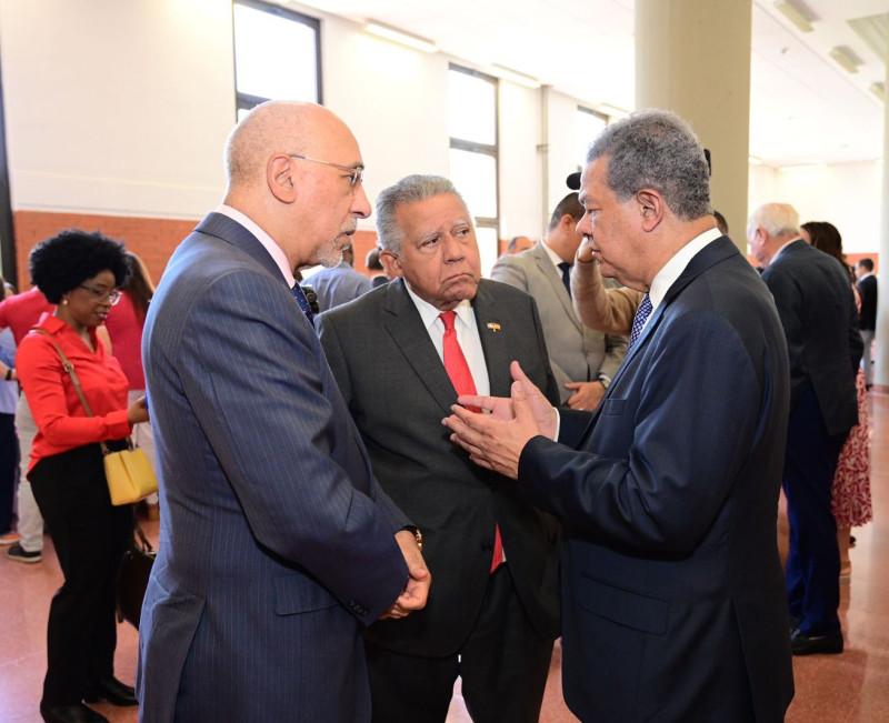 Leonel Fernández conversa con embajador de República Dominicana ante el Reino de España, Juan Bolívar Díaz y otra persona.