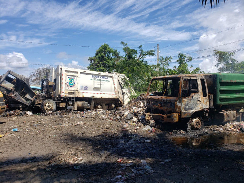 Camiones de recogida de basura incendiados por desconocidos en Boca Chica.