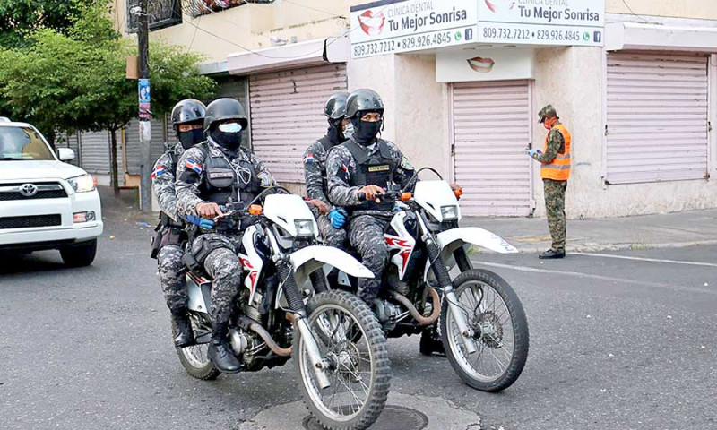 Patrullas de la Policía vigilan en uno de los sectores de la capital
