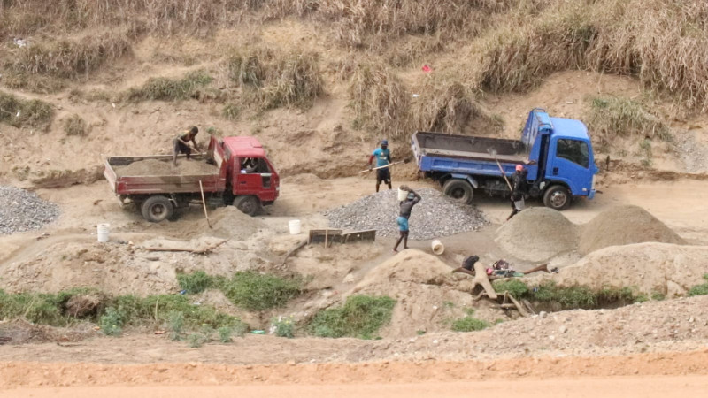 Camiones extraen material del río Masacre.