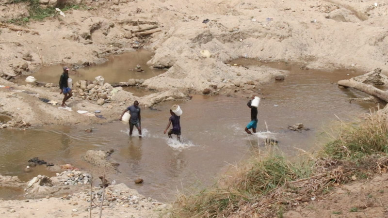 Personas extraen arena del río Masacre.